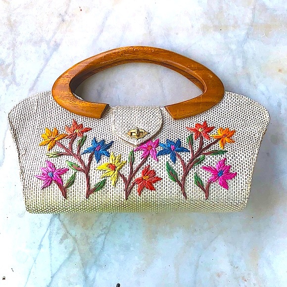VINTAGE WOVEN STRAW PURSE WOOD HANDLES FLORAL STRAW EMBROIDERY GOLD HARDWARE - Picture 2 of 9